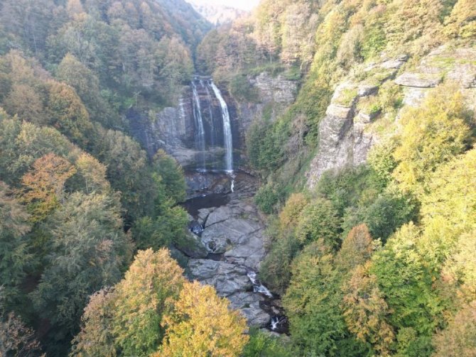 Kırık Fay Hattının Ortaya Çıkardığı Şaheserde Hazan Güzelliği