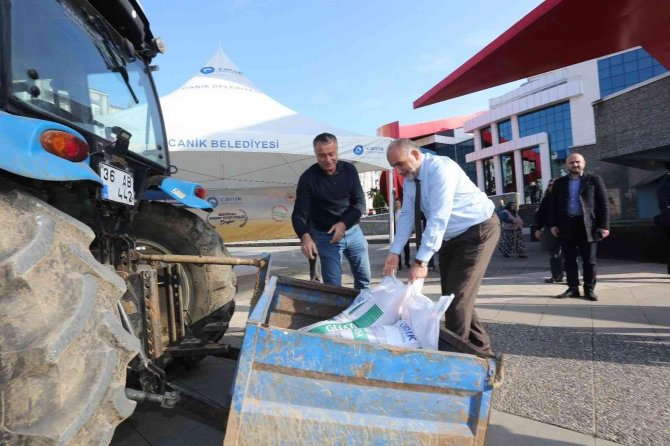 Canik Belediyesi’nden Çiftçilere Tohum Desteği