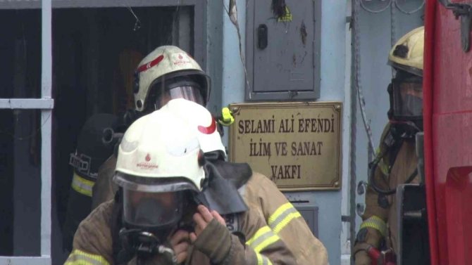 Üsküdar’da Alev Alev Yanan Metruk Bina Çöktü, Yangın Vakıf Binasına Sıçradı