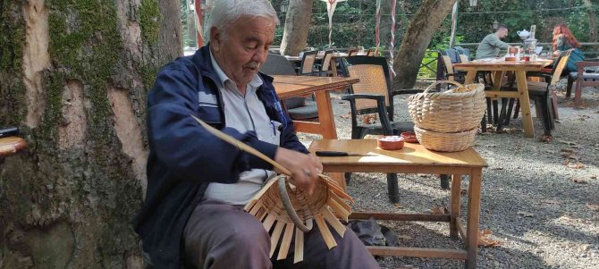 Kafelerde Sepet Örüp Turistlere Satıyor