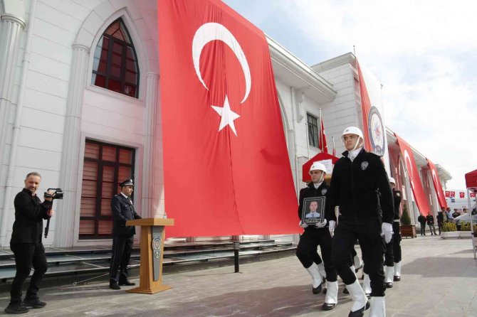 O Anlar Yürekleri Burktu: Kalp Krizinden Ölen Babasının Polis Yeleğiyle Törene Katıldı