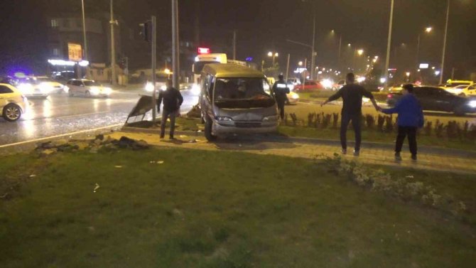 D-100 Karayolunda Otomobil İle Minibüs Çarpıştı: 2 Yaralı