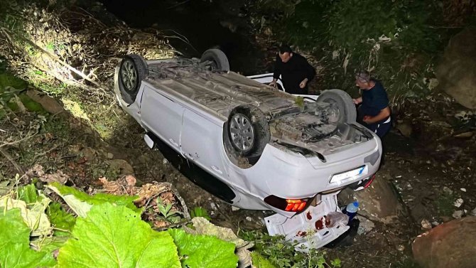 Dağ Evinden Dönerken Otomobil Dereye Uçtu: 4 Yaralı