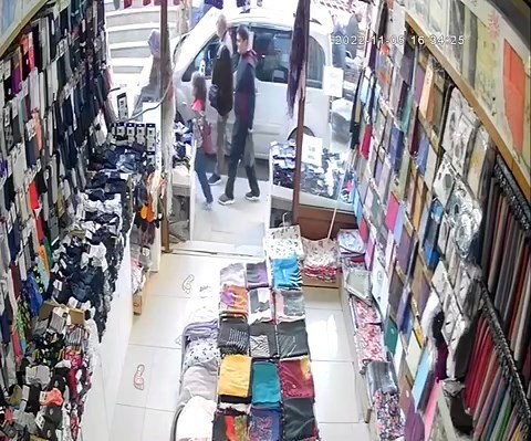 2 Çocuklu Aile Ölümden Saniyelerle Kurtuldu, O Anlar Kameralara Yansıdı