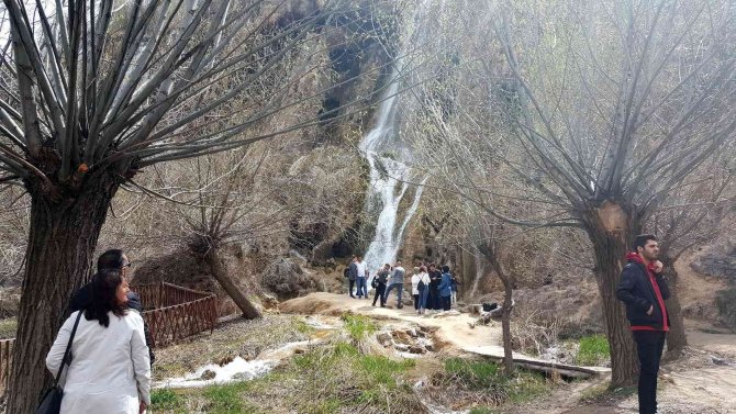 Girlevik Şelalesi’nde Hafta Sonu Yoğunluğu