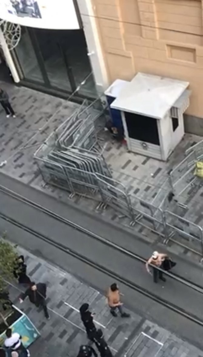 Taksim’de Hareketli Anlar Kamerada: Bıçaklı Saldırganı Güven Timleri Yakaladı
