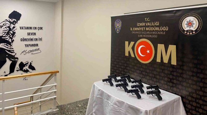 İ̇zmir’de Baskın Yapılan Evde Çok Sayıda Tabanca Ele Geçirildi