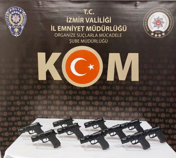 İ̇zmir’de Baskın Yapılan Evde Çok Sayıda Tabanca Ele Geçirildi
