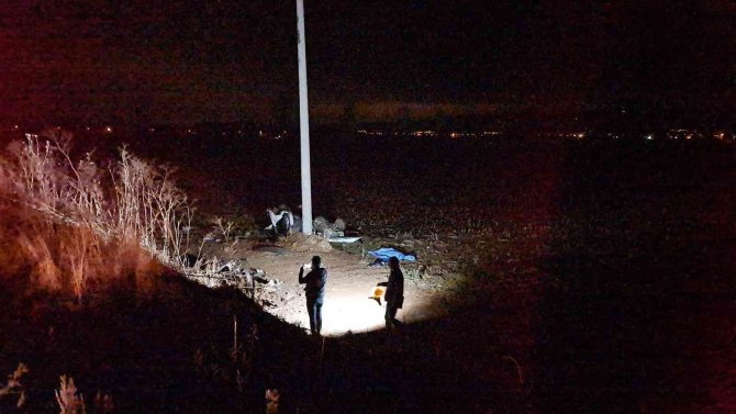 İ̇zmir’de Otomobil Şarampole Yuvarlandı: 1 Ölü, 1 Yaralı