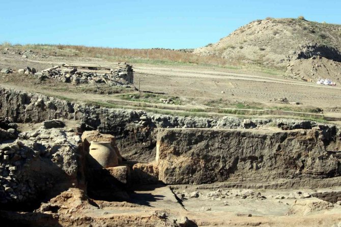 Anadolu İnsanı 4 Bin Yıl Önce Tahıllarını Dev Küplerde Saklamış