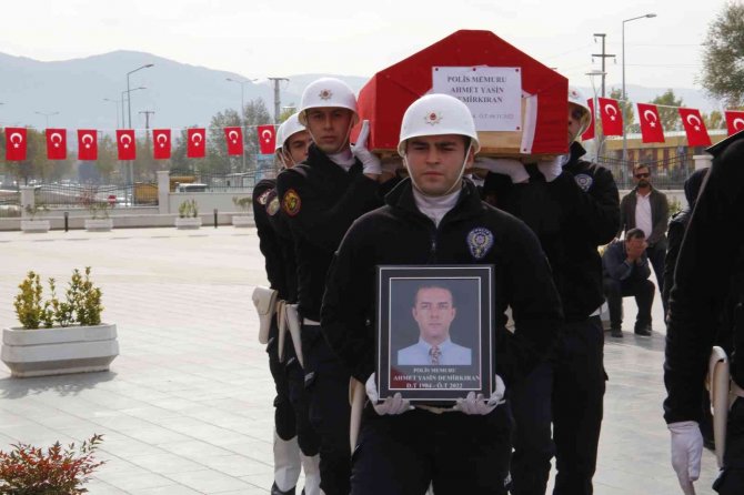 O Anlar Yürekleri Burktu: Kalp Krizinden Ölen Babasının Polis Yeleğiyle Törene Katıldı