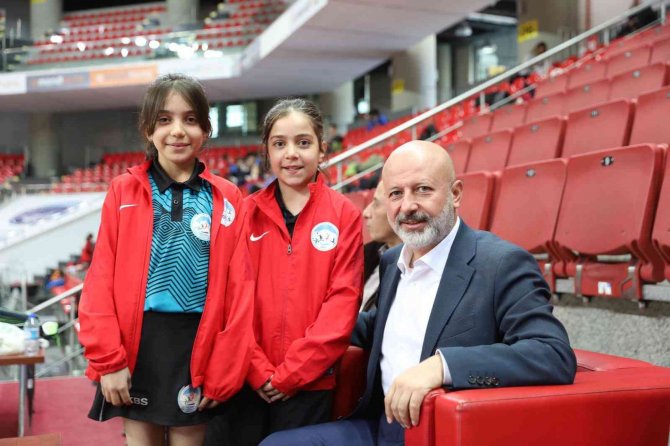 Başkan Çolakbayrakdar, Türkiye’nin Dört Bir Yanından Gelen Sporcuları Ziyaret Etti