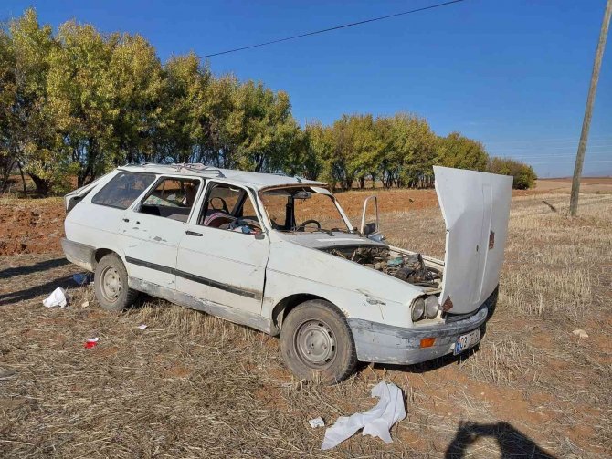 Kontrolden Çıkan Otomobil Araziye Devrildi: 5 Yaralı