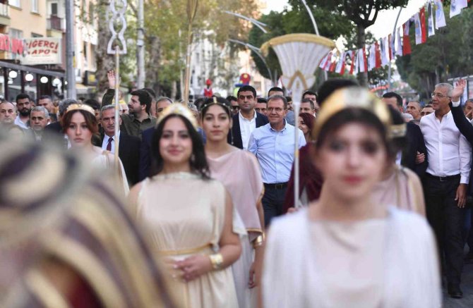 Festivalin Kortej Yürüyüşü İlçeye Renk Kattı