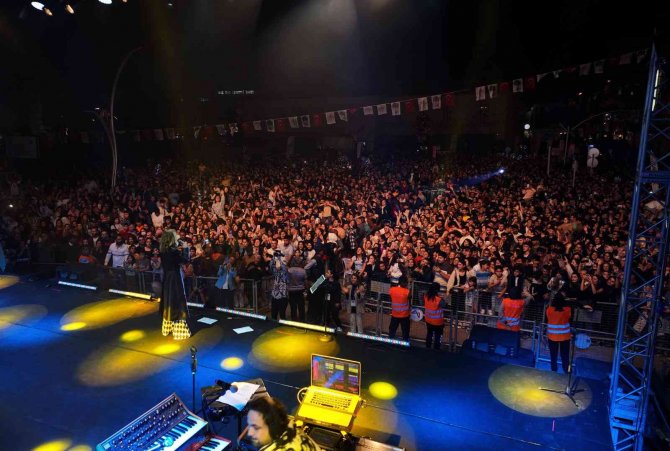 Tarsus Festivali Derya Uluğ Konseriyle Şenlendi