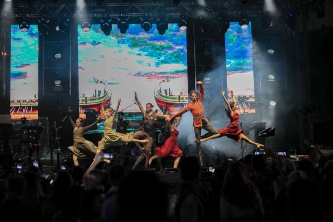 Tarsus Festivali Derya Uluğ Konseriyle Şenlendi