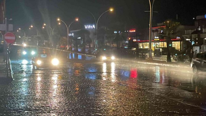 Bodrum’da Sağanak Yağış Cadde Ve Sokakları Göle Çevirdi