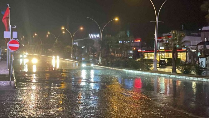 Bodrum’da Sağanak Yağış Cadde Ve Sokakları Göle Çevirdi