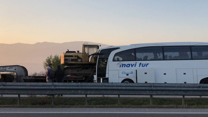 Amasya’da Yolcu Otobüsü, Tırın Taşıdığı İş Makinesine Çarptı: 1 Kişi Öldü, Çok Sayıda Yaralı Var