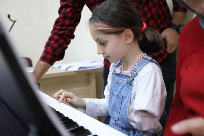 Kızının Sol Yanı Oldu