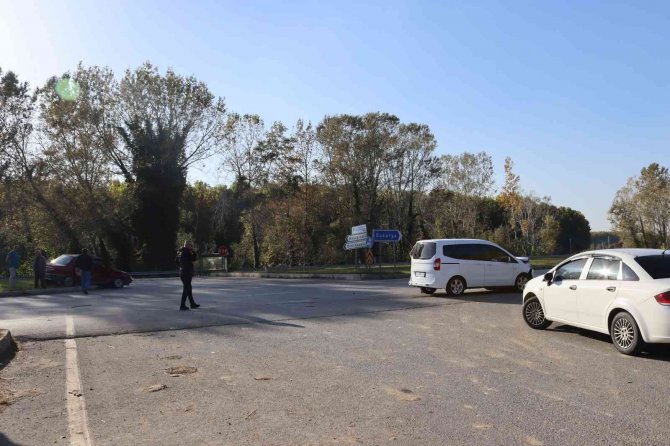 Hafif Ticari Araç İle Otomobil Kavşakta Çarpıştı: 4 Yaralı