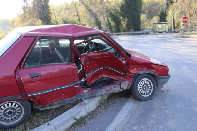 Hafif Ticari Araç İle Otomobil Kavşakta Çarpıştı: 4 Yaralı