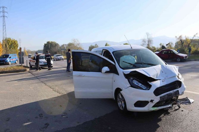 Hafif Ticari Araç İle Otomobil Kavşakta Çarpıştı: 4 Yaralı