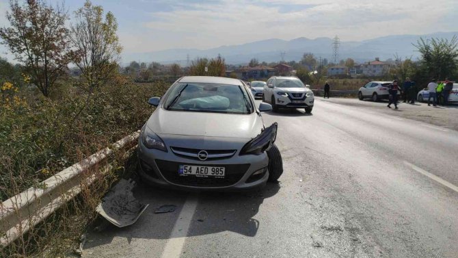 İ̇ki Otomobil Çarpıştı: 2 Yaralı