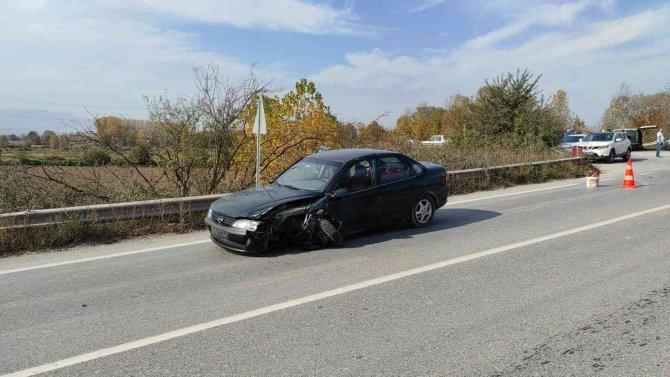 İ̇ki Otomobil Çarpıştı: 2 Yaralı