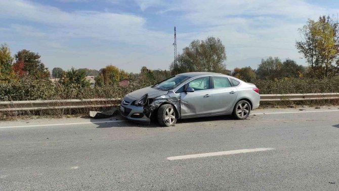 İ̇ki Otomobil Çarpıştı: 2 Yaralı