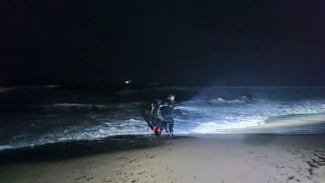 Denize Giren 2 Şahıstan Biri Kayboldu, Ekipler Seferber Oldu