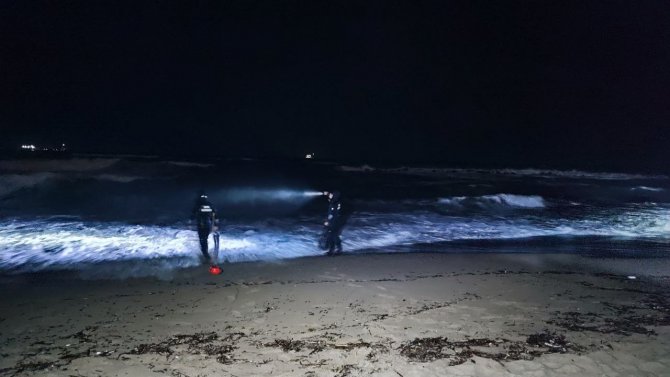 Denize Giren 2 Şahıstan Biri Kayboldu, Ekipler Seferber Oldu