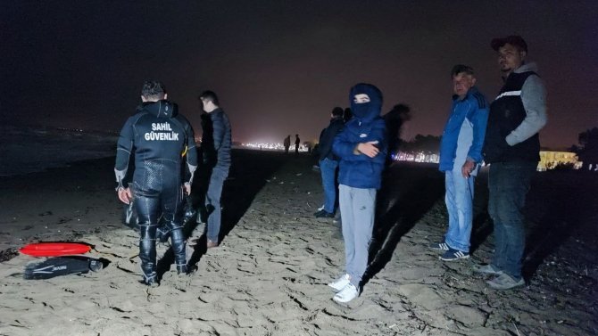 Denize Giren 2 Şahıstan Biri Kayboldu, Ekipler Seferber Oldu