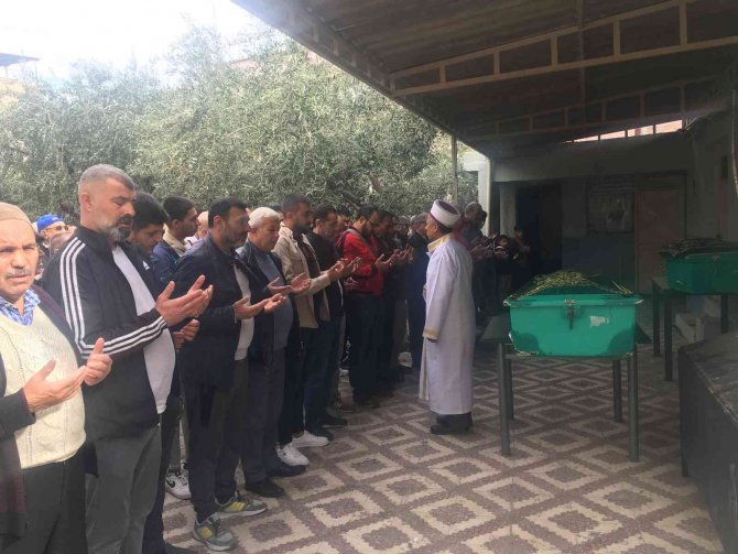 İ̇zmir’de Motosiklet Kazasında Ölen 2 Kardeş Toprağa Verildi