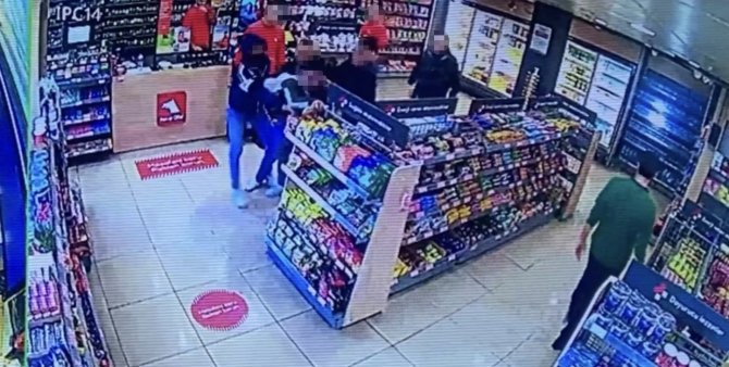 İ̇stanbul’da Markette Dehşet Anları Kamerada: Kovalayıp Dövdükleri Genci Kaçırdılar