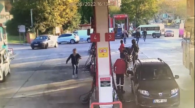 İ̇stanbul’da Markette Dehşet Anları Kamerada: Kovalayıp Dövdükleri Genci Kaçırdılar