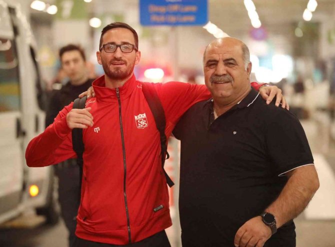 Sivasspor Kafilesi İ̇stanbul’a Ulaştı