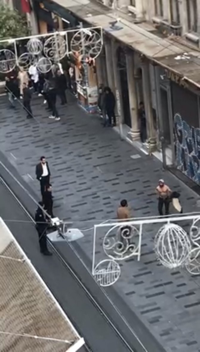 Taksim’de Hareketli Anlar Kamerada: Bıçaklı Saldırganı Güven Timleri Yakaladı