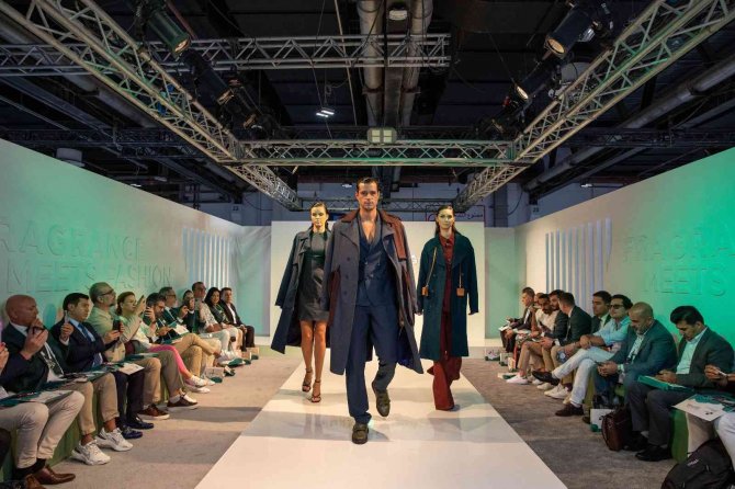 Esans Ve Moda Buluştu