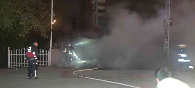 Van’da Korkutan İş Yeri Yangını: Alevler Geceyi Aydınlattı
