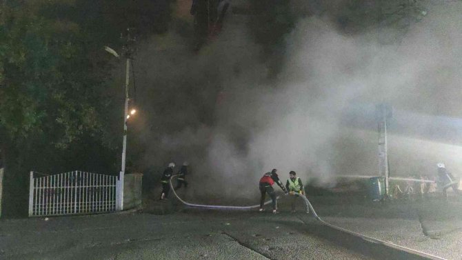 Van’da Korkutan İş Yeri Yangını: Alevler Geceyi Aydınlattı