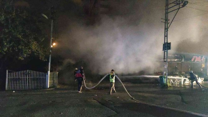 Van’da Korkutan İş Yeri Yangını: Alevler Geceyi Aydınlattı