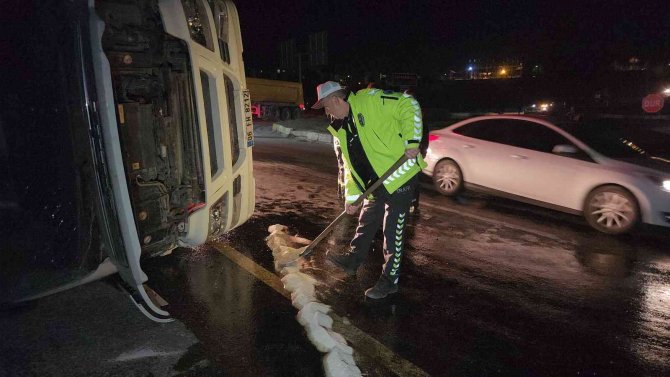 Devrilen Tırın Tavan Camından Çıktı, Dakikalarca Gözyaşlarına Boğuldu