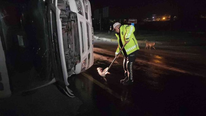 Devrilen Tırın Tavan Camından Çıktı, Dakikalarca Gözyaşlarına Boğuldu