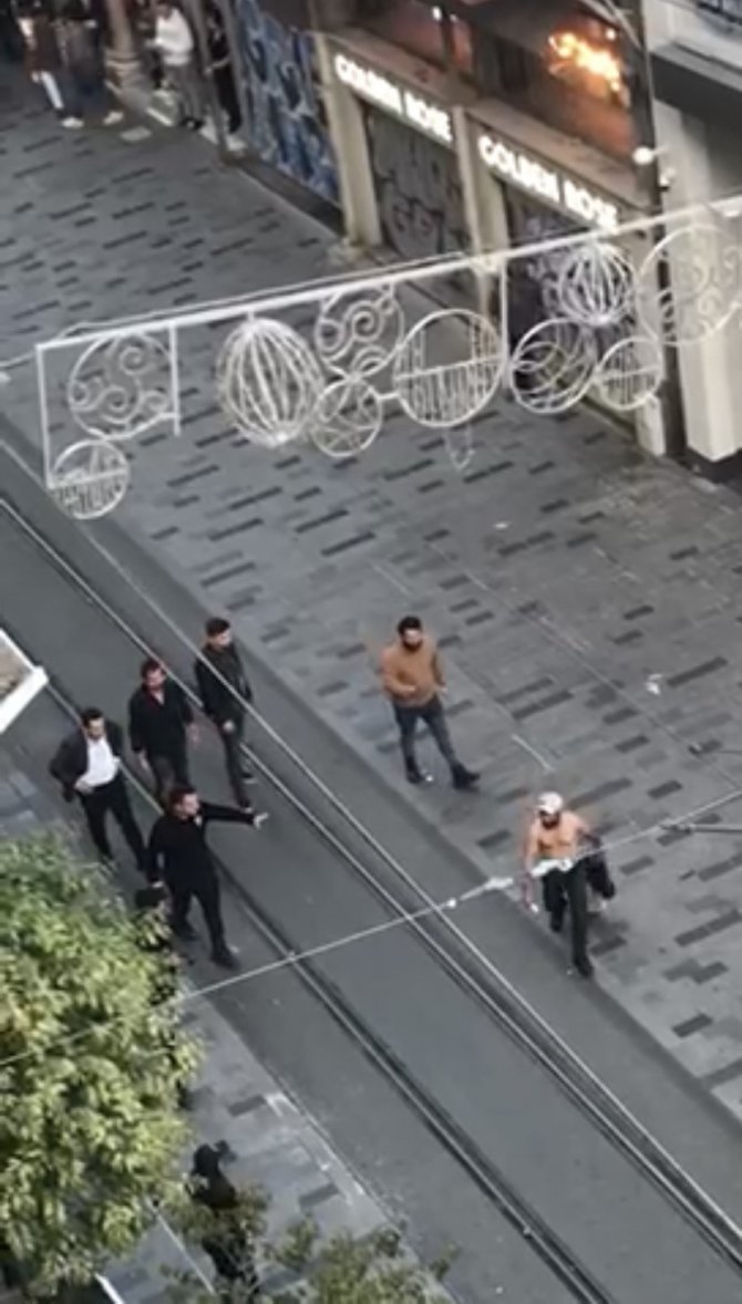 Taksim’de Hareketli Anlar Kamerada: Bıçaklı Saldırganı Güven Timleri Yakaladı
