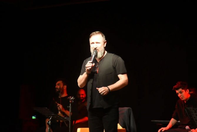 Talha Bora Öge İzleyenleri Mest Etti