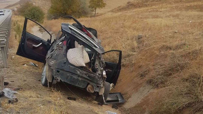 Metrelerce Takla Atan Otomobil Hurdaya Döndü: 3 Yaralı