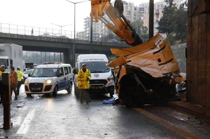 Beton Direğe Çarpan Tırın Kupası Dorseden Ayrılarak Yol Ortasına Düşmüştü: Ölen Sürücünün Kimliği Belirlendi
