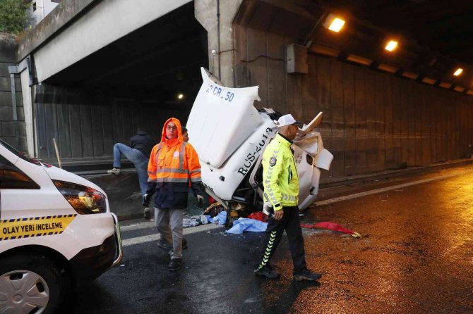 Beton Direğe Çarpan Tırın Kupası Dorseden Ayrılarak Yol Ortasına Düşmüştü: Ölen Sürücünün Kimliği Belirlendi