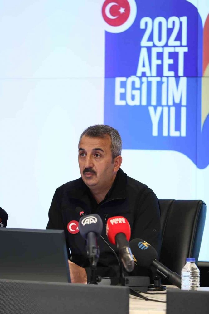 Afad Başkanı Sezer: “Düzce Depremi’nin Yıl Dönümünde; Deprem Anı, ‘Çök-kapan-tutun’ Ülke Tatbikatını Hep Birlikte Gerçekleştireceğiz”